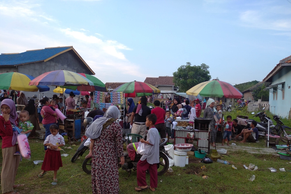 Masyarakat Ramai Kunjungi Pasar Malam Desa Blukbuk